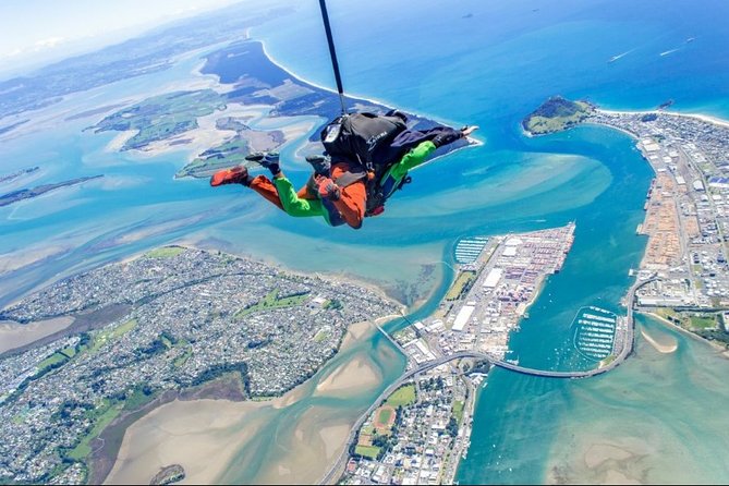 15,000ft Tandem Skydive in Tauranga - Bay of Plenty - Freefall at 200kph