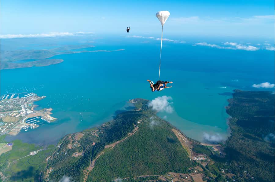 Airlie Beach: Tandem Skydive over the Whitsundays - Ground training with a tandem instructor