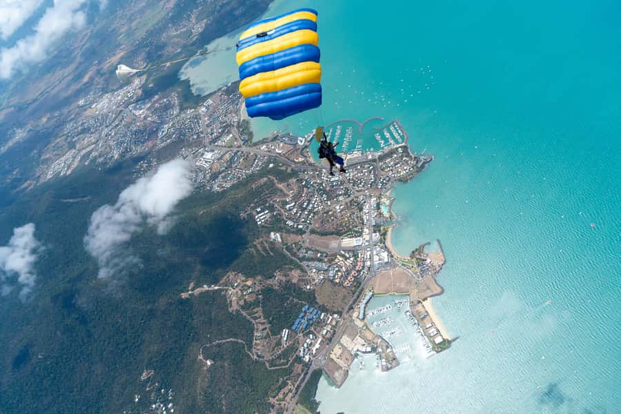 Airlie Beach: Tandem Skydive over the Whitsundays - The scenic flight to 15,000 feet