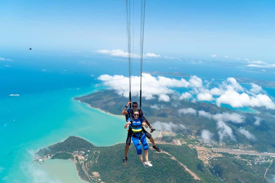 Airlie Beach: Tandem Skydive over the Whitsundays - Clothing, age limits, and small details that matter