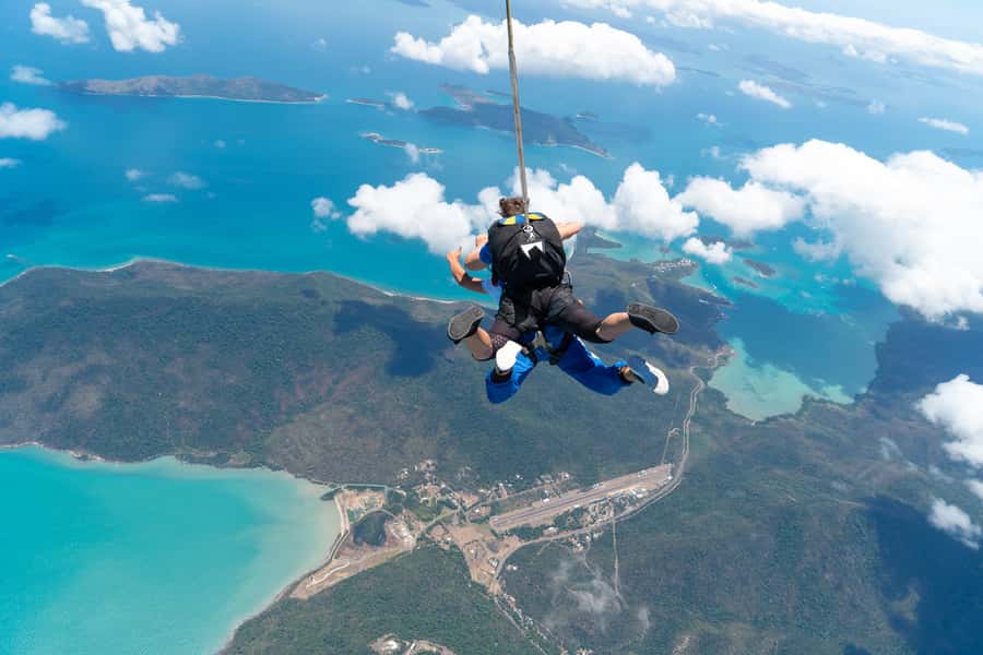 Airlie Beach: Tandem Skydive over the Whitsundays - Who will enjoy this most