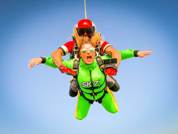 Algarve: Tandem Skydiving Adventure 15,000 to 10,000 Feet - A 15,000-foot start above Portimão