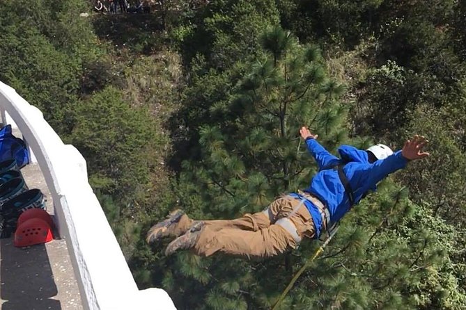 bungee jumping full day adventure in santiago de Querétaro - Making the jump above the Querétaro countryside