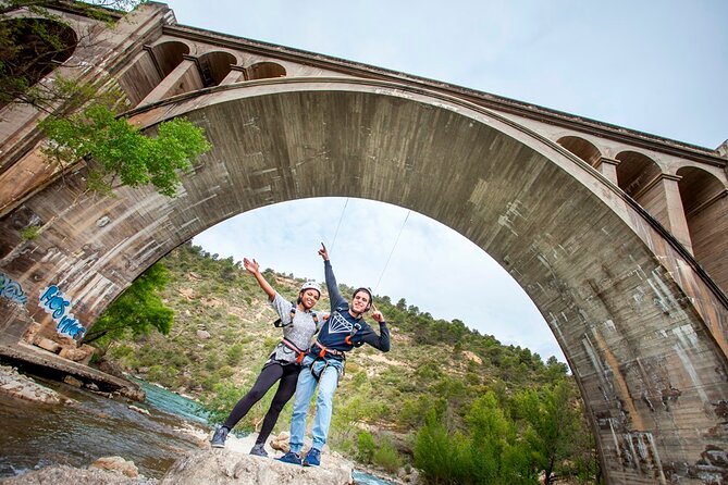 Bungee jumping over the Gállego River - Who will enjoy this jump most?