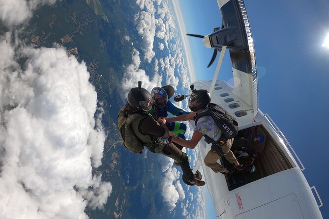 Dubai Skydive Tandem Over The Palm including Transfers - Weather, cancellations, and timing risks