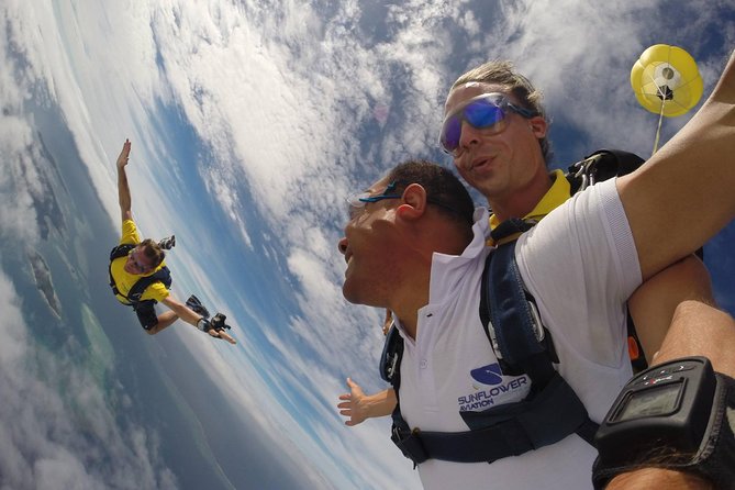 Extreme 12000ft Tandem Jump (45 seconds free fall) - Safety instruction before the jump