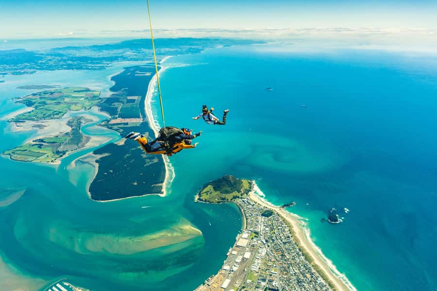 From Tauranga: Skydive over Mount Maunganui - Choosing 12,000 or 15,000 feet