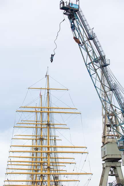 Hamburg: Bungee Jumping 50 Meters High over the Harbor - Taking the gondola to 50 meters