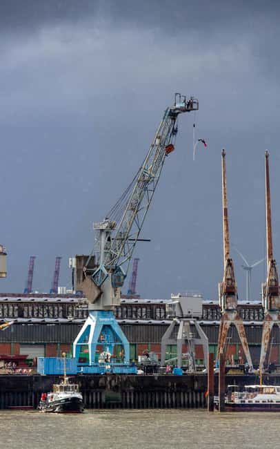 Hamburg: Bungee Jumping 50 Meters High over the Harbor - The jump itself, and the moment before it