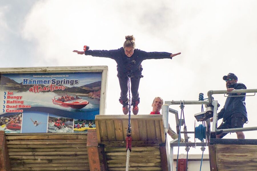 Hanmer Springs: 35-Meter Bungy Jump off Waiau Bridge - The jump: a short fall with a big emotional swing