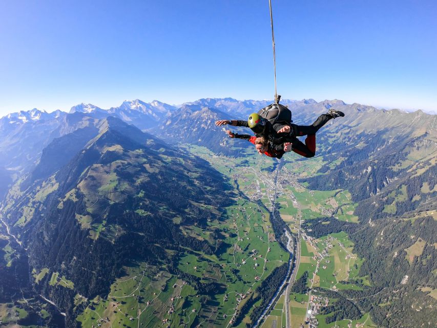 Freefall above the lakes and peaks around Interlaken