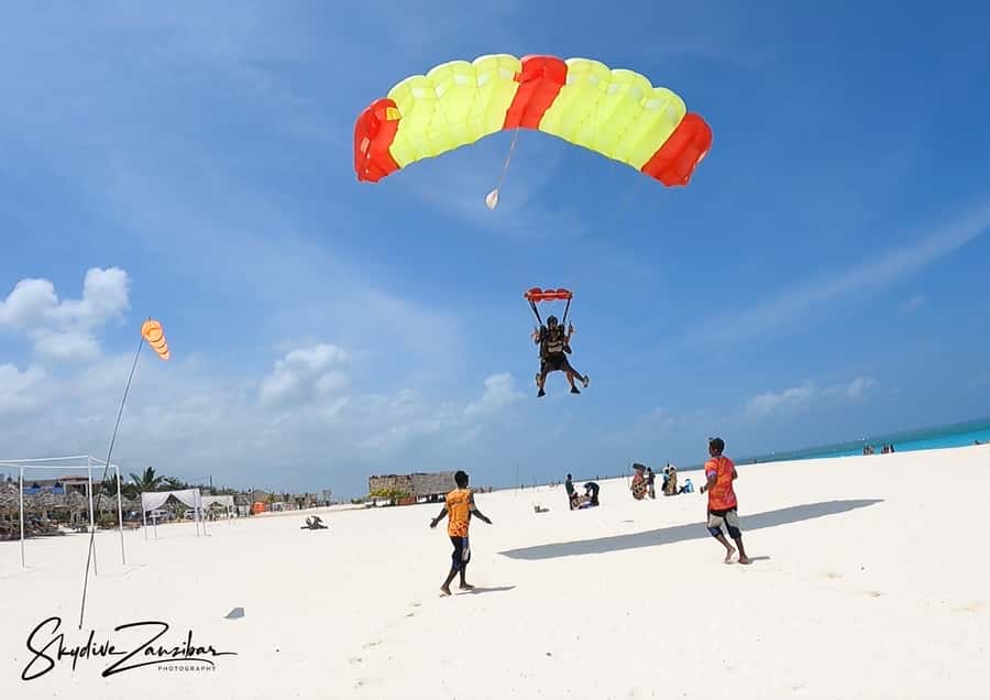 Kendwa: Tandem Skydive in Zanzibar - The briefing before the jump