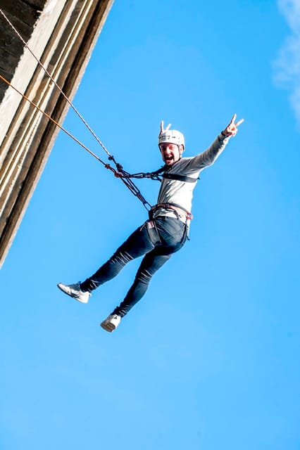 Murillo de Gállego Huesca: Bungee jumping over the river - Arriving at the Ur Pirineos base