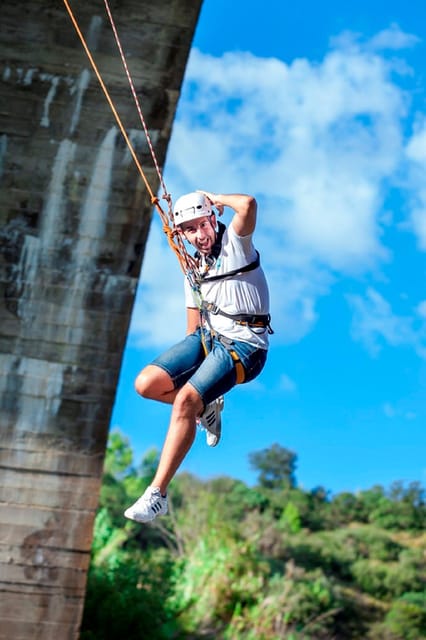 Murillo de Gállego Huesca: Bungee jumping over the river - The safety briefing and equipment check