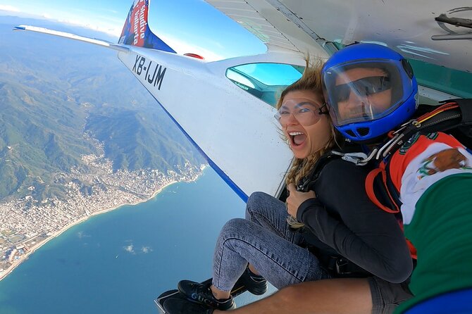 Private Tandem Skydiving adventure - Five to seven minutes beneath the parachute