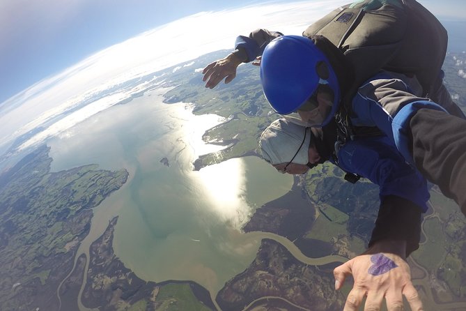 Skydive Auckland - Freefall at more than 200 km/hr