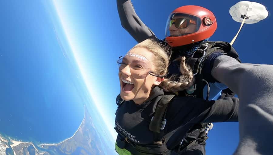 Sunshine Coast: Tandem Skydive with Beach Landing - Meeting the instructor and learning the basics